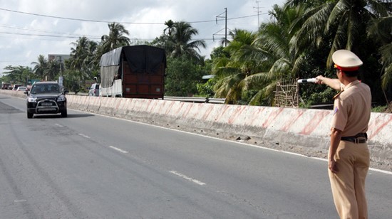 GIẤY PHÉP LÁI XE Ô TÔ QUÁ HẠN BỊ PHẠT NHƯ THẾ NÀO?