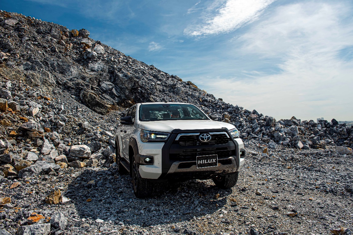 TOYOTA HILUX 2021 – CÚ BỨT TỐC NGOẠN MỤC CỦA “VUA” NÚI RỪNG