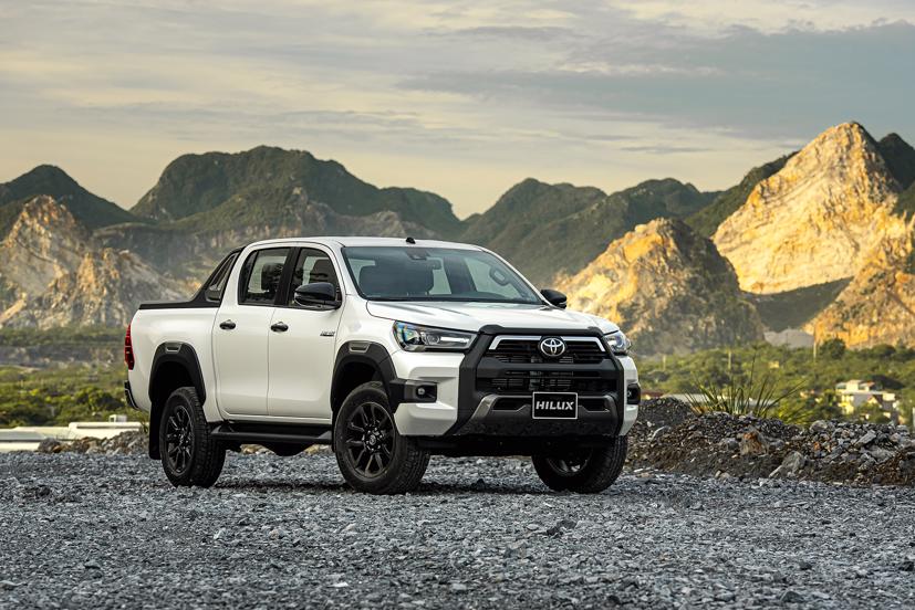 Toyota Hilux 2021: Diện mạo mạnh mẽ, trang bị ngập tràn