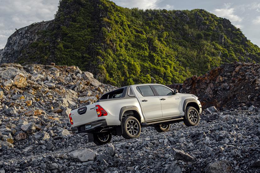 Toyota Hilux 2021 – thoả mãn đam mê bán tải