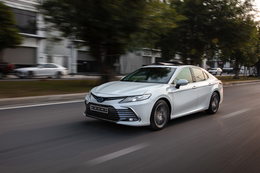 Toyota Camry hoàn toàn mới, thêm phiên bản 2.5HV với công nghệ Hybrid tự sạc điện