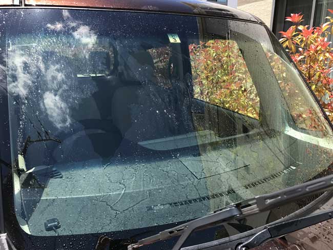 Cách loại bỏ hiệu quả màng dầu trên kính chắn gió ô tô để đảm bảo an toàn khi lái xe