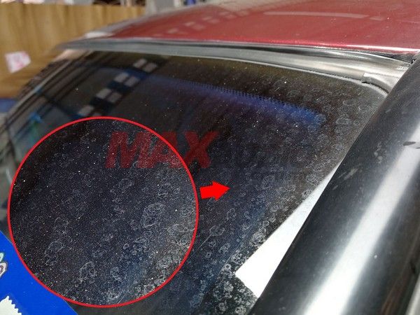 Cách tẩy kính ô tô bị ố
