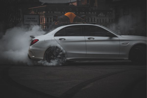 Khi xe có dấu hiệu bốc cháy cần phải làm gì?