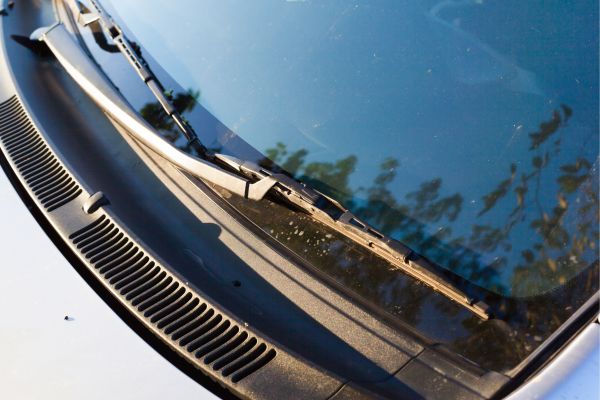 3 dấu hiệu cảnh báo đã đến lúc bạn cần phải thay cần gạt mưa ô tô