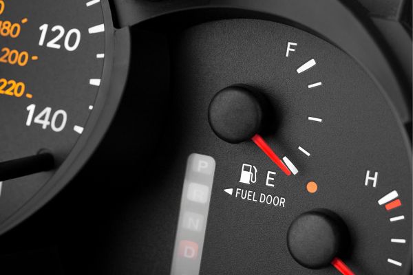 Có hại gì đến xe nếu ta chạy đến gần hết xăng trước khi đổ thêm?