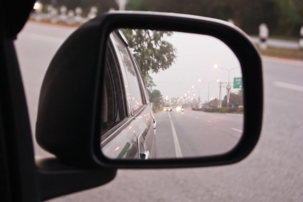 Làm sao để chỉnh gương chiếu hậu ô tô đúng chuẩn và hạn chế điểm mù?