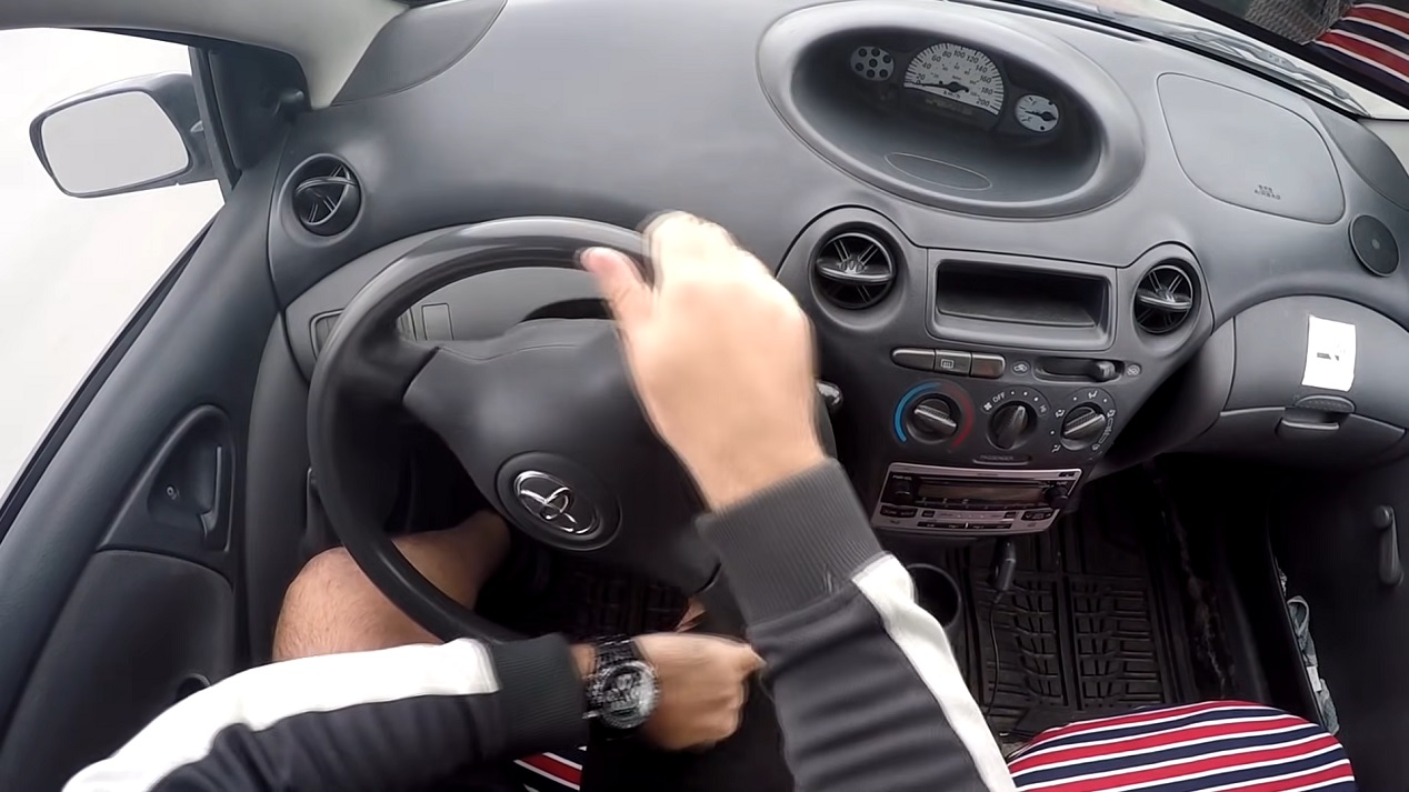 Tại sao khi đánh lái không nên ngửa tay cầm vô lăng?