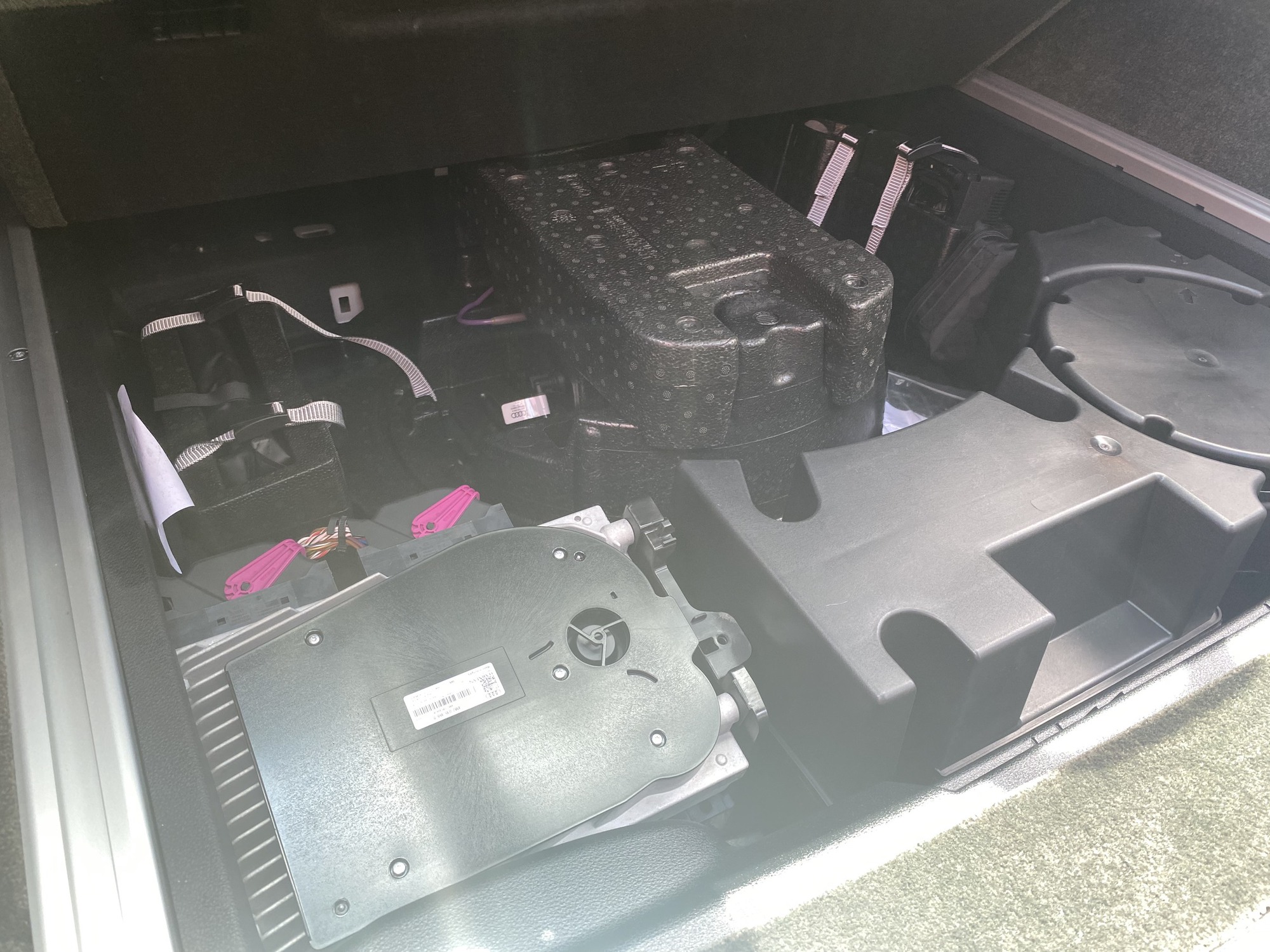 Tại sao ô tô mới mua lại không có lốp dự phòng?