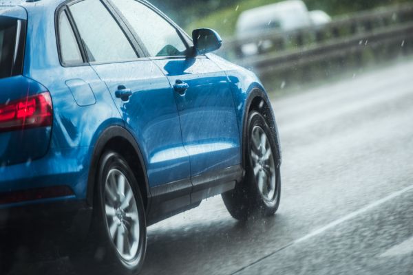 4 Kỹ năng cần biết để tự tin lái xe ô tô trong mùa mưa bão