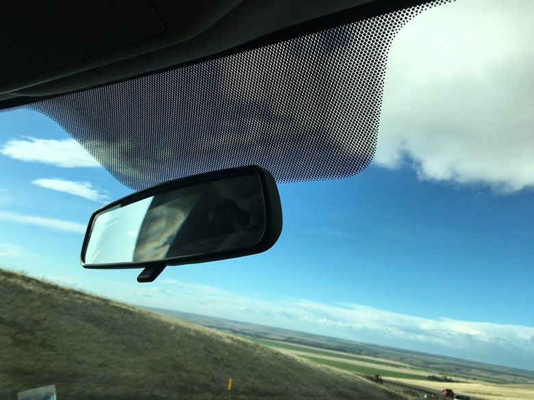 Tại sao dải chấm đen trên kính chắn gió ô tô có tác dụng quan trọng?