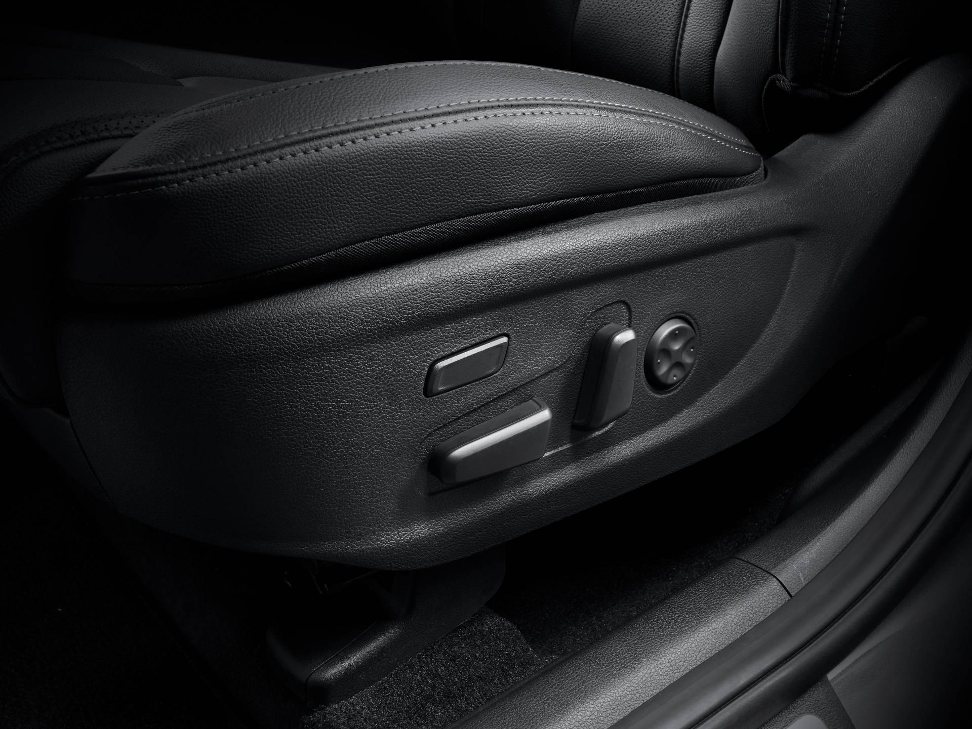 Cách sử dụng hiệu quả nút điều chỉnh ghế và lưu trữ vị trí ghế ưa thích trong ô tô