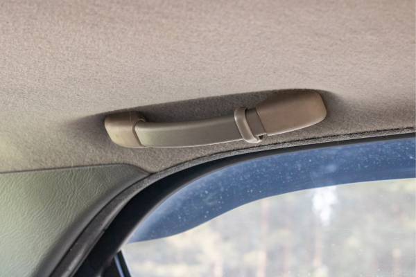 Tại sao tay nắm trần ô tô đang dần mất đi?