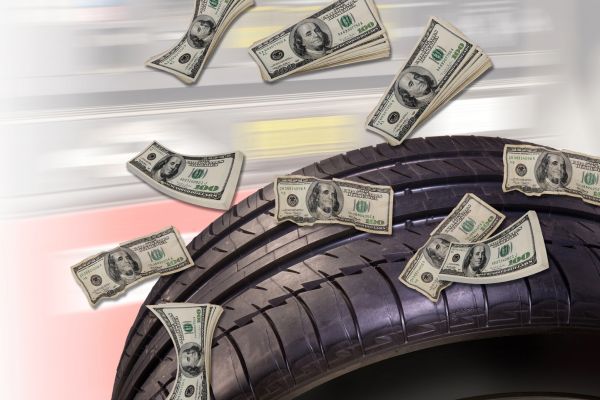 Đúng hay sai khi lái xe ô tô càng chậm càng tiết kiệm xăng?