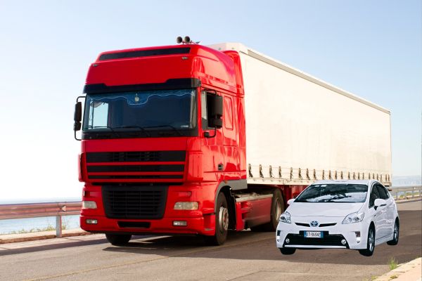 3 bí quyết an toàn khi đi cạnh xe tải và xe cỡ lớn trên đường