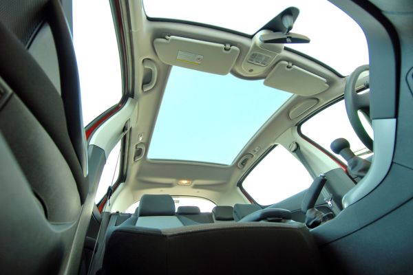 Phải làm thế nào khi cửa sổ trời xe ô tô bị dột?