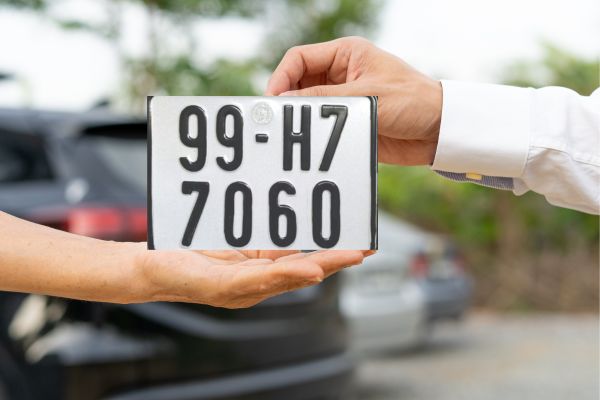 Có thể mua bán biển số định danh được không?