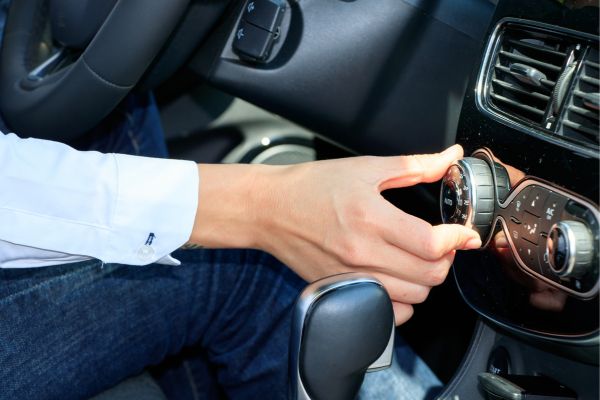 Xe ô tô nổ máy và bật điều hòa có tiêu tốn nhiên liệu không?