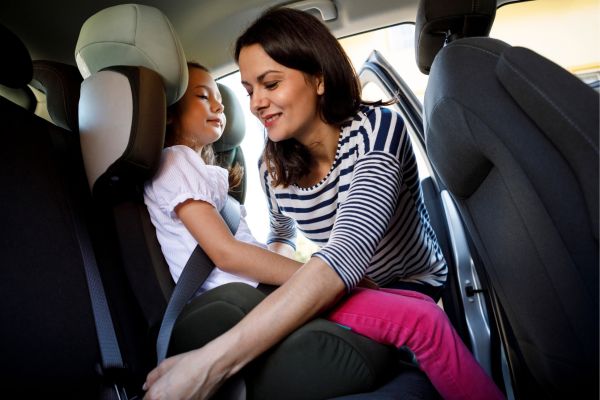 Có cần thiết lắp đặt dây an toàn cho ghế sau trên ô tô không?