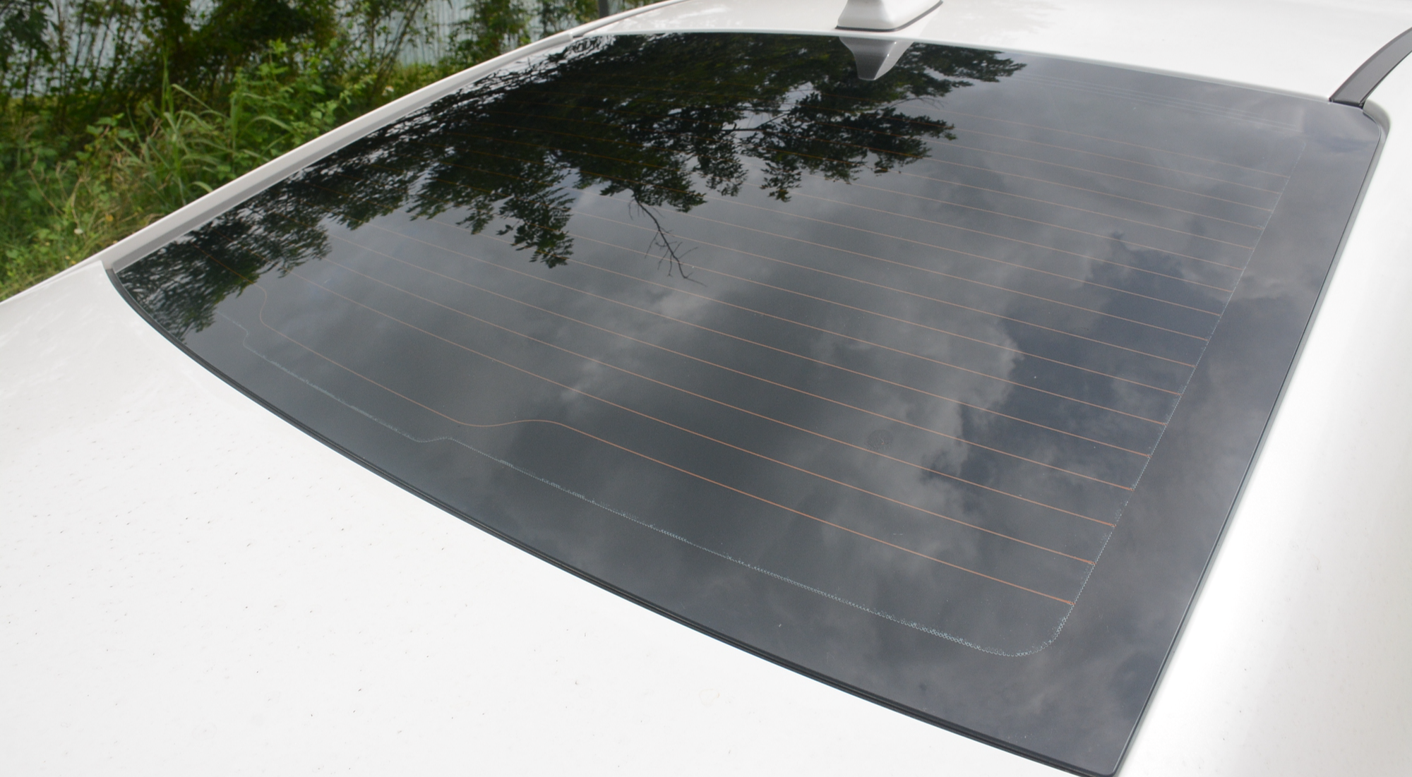 Khám phá tác dụng bất ngờ của đường kẻ ngang trên kính sau ô tô