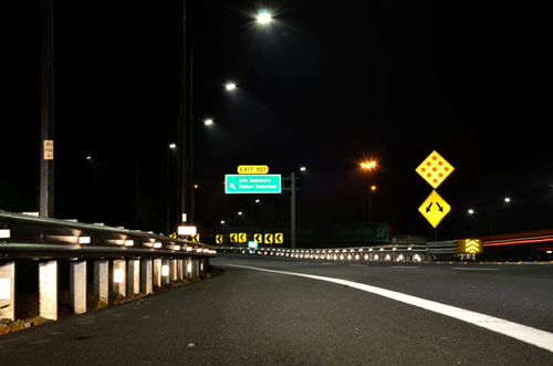 Lái xe vào ban đêm cần quan sát kỹ lưỡng các biển báo trên đường