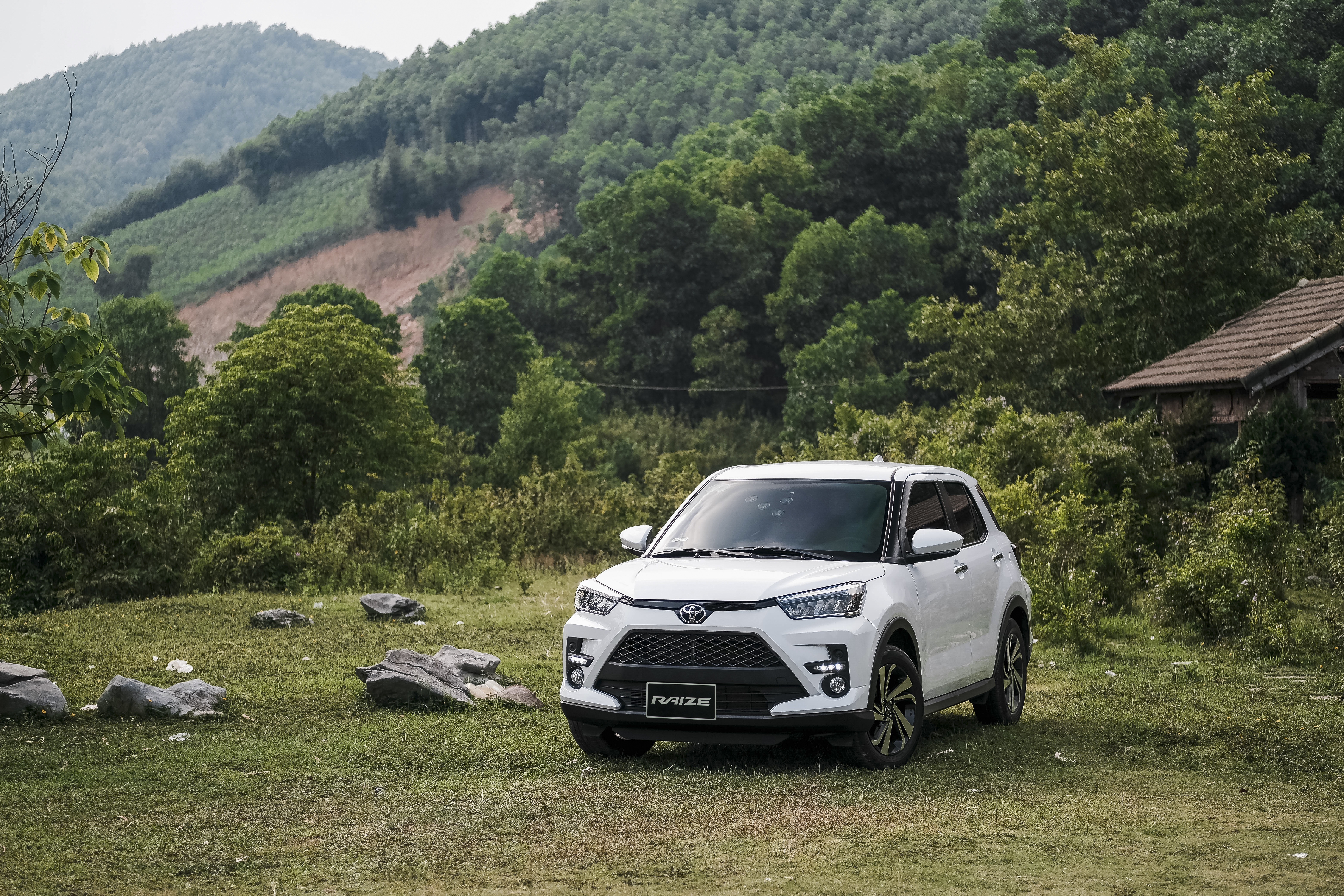 Toyota Raize màu trắng ngọc trai: Giá lăn bánh & Hình ảnh xe chi tiết