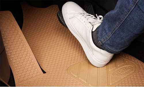 Sử dụng thảm lót sàn ô tô chống ồn là giải pháp cách âm xe hơi mang lại hiệu quả cao (Nguồn: Sưu tầm)