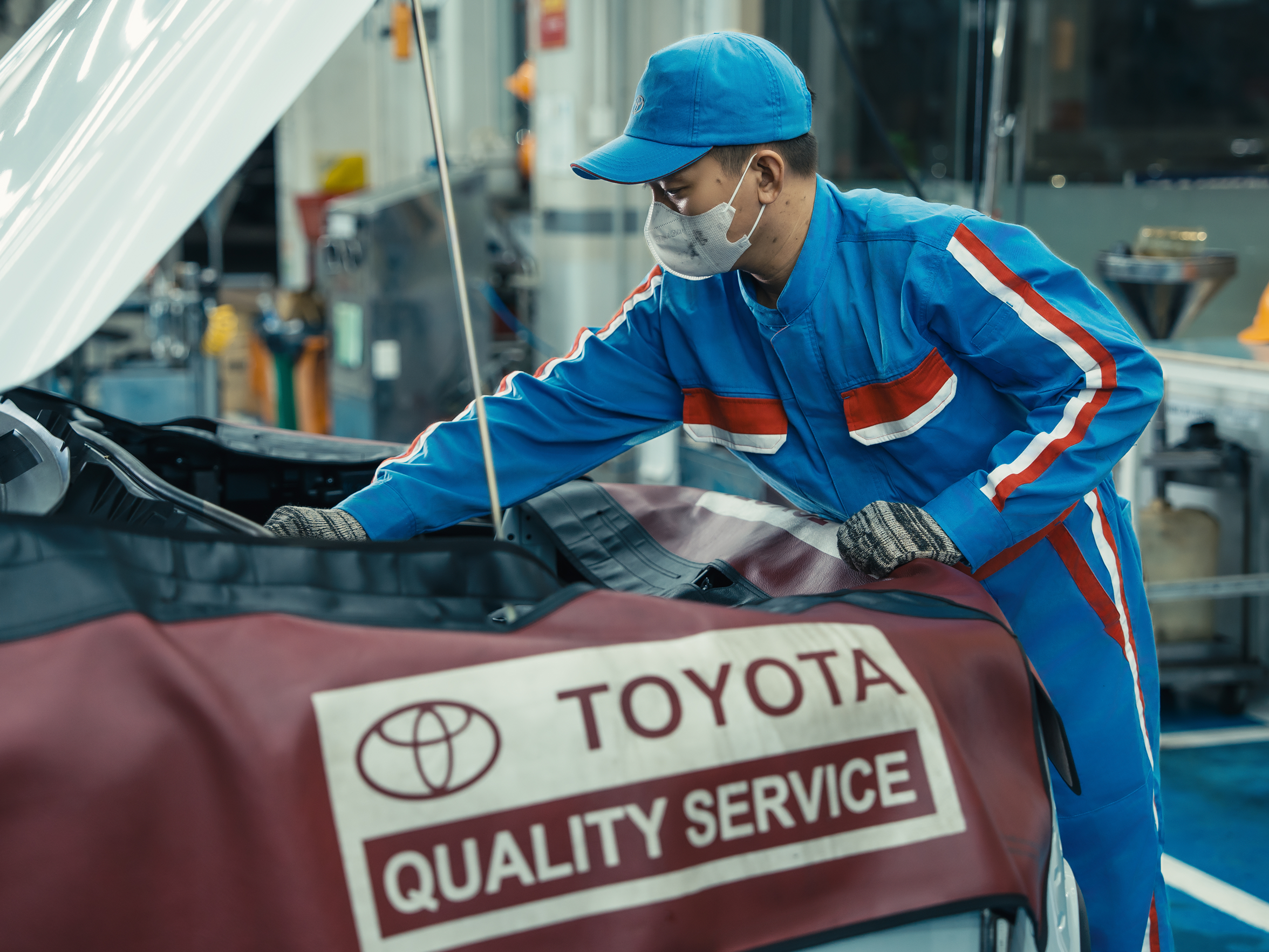 Kỹ thuật viên kiểm tra, bảo dưỡng xe cho khách hàng