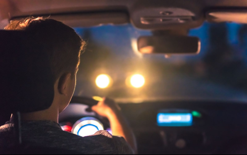 Nhìn trực diện vào đèn pha của xe ngược chiều có thể cản trở tầm nhìn