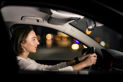 Lái xe ô tô vào ban đêm cần tập trung tối đa vào con đường