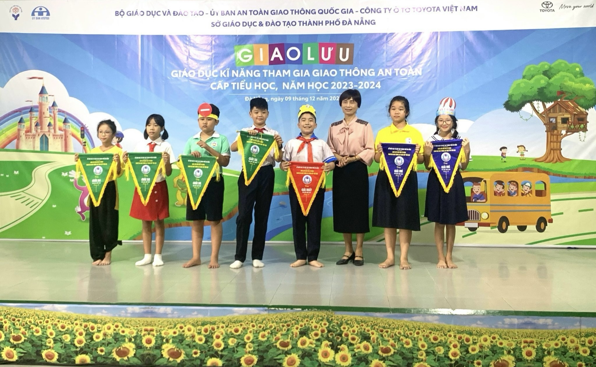 Toyota Việt Nam triển khai chương trình Toyota cùng em học an toàn giao thông năm học 2023 - 2024
