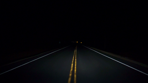 Lái xe ô tô ban đêm trên đường nông thôn
